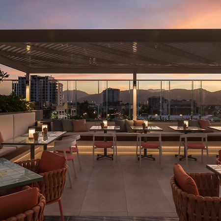 Crystalbrook Bailey Hotel Cairns Exterior foto The rooftop bar