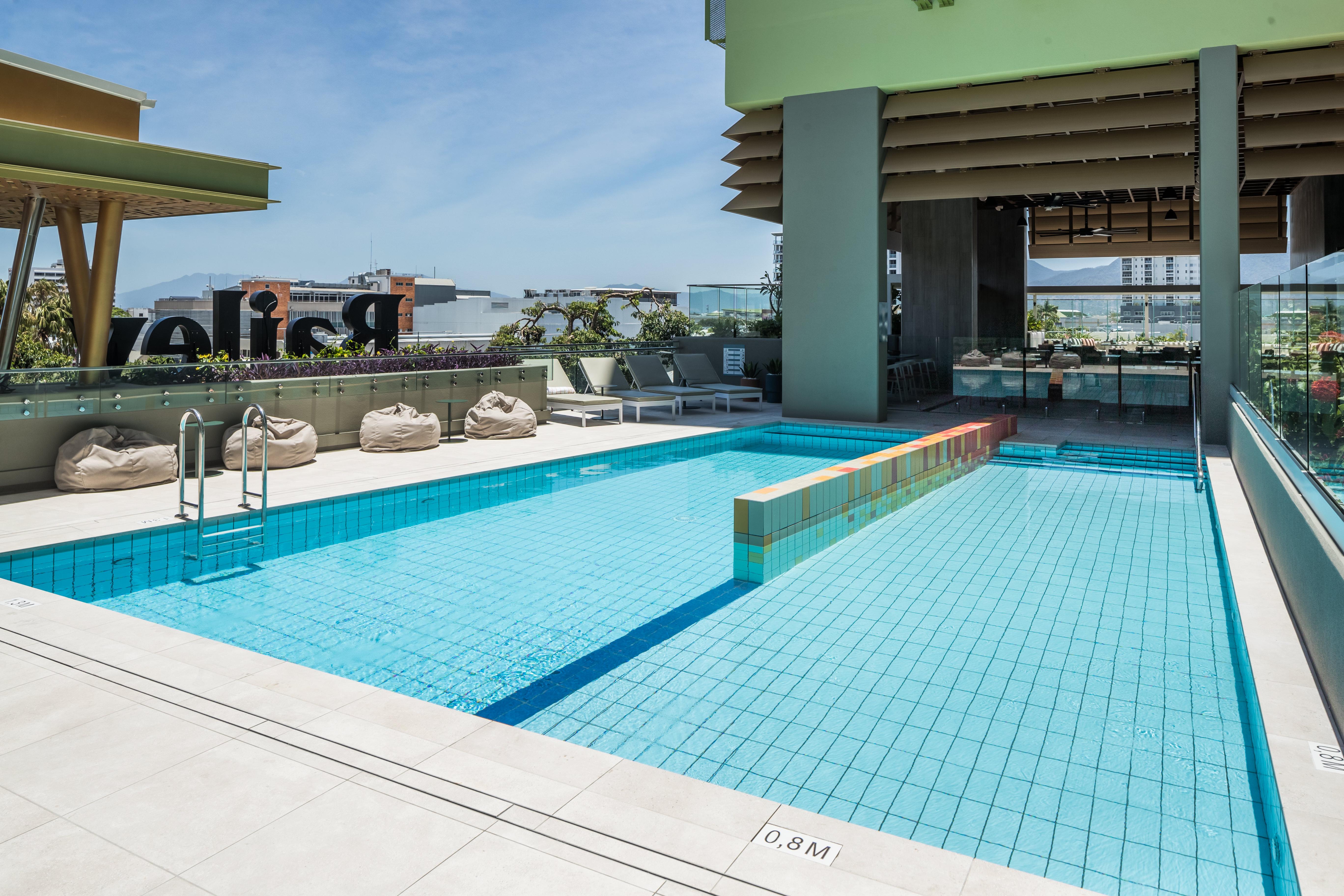 Crystalbrook Bailey Hotel Cairns Exterior foto The rooftop pool at the hotel