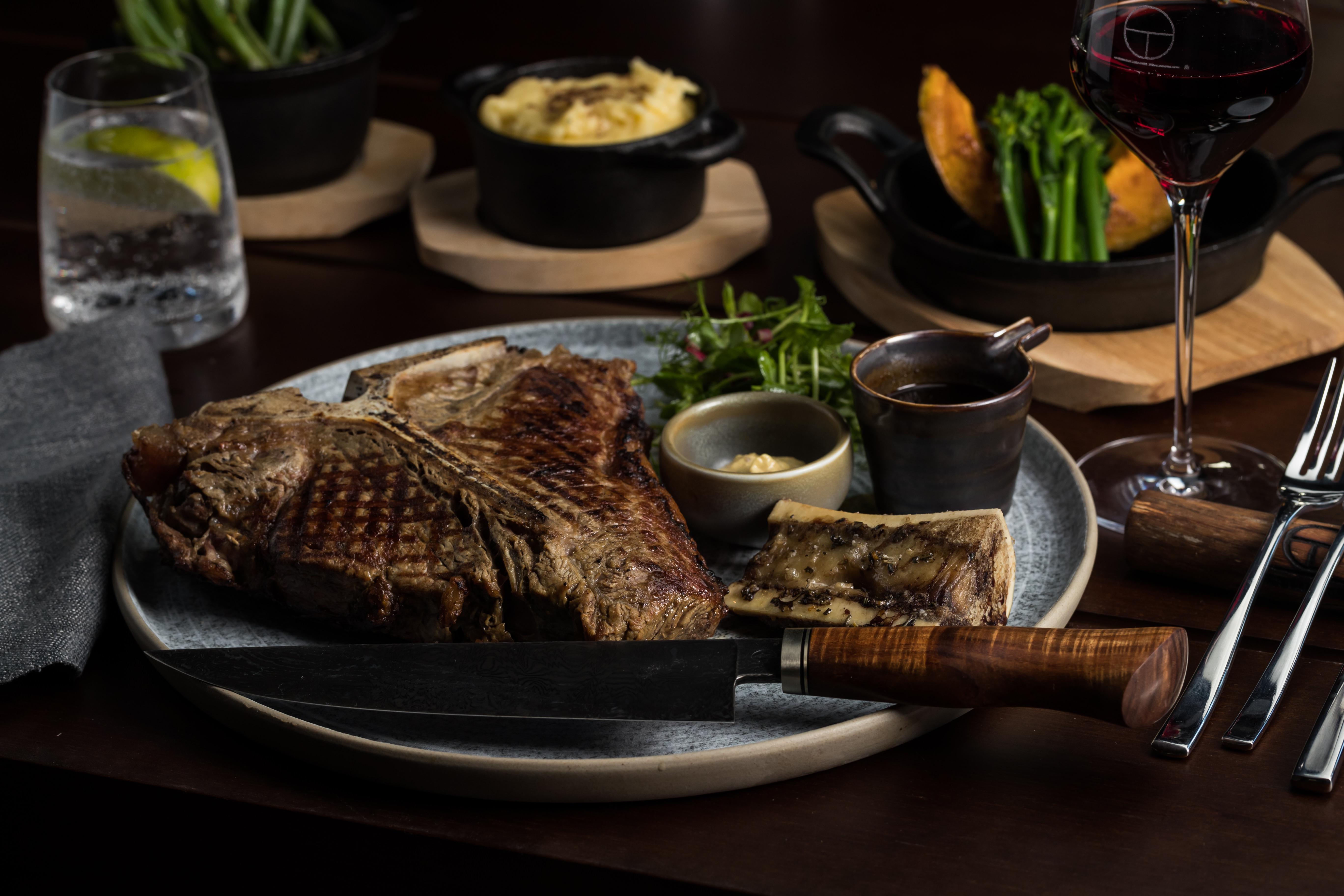 Crystalbrook Bailey Hotel Cairns Exterior foto A steak at the restaurant