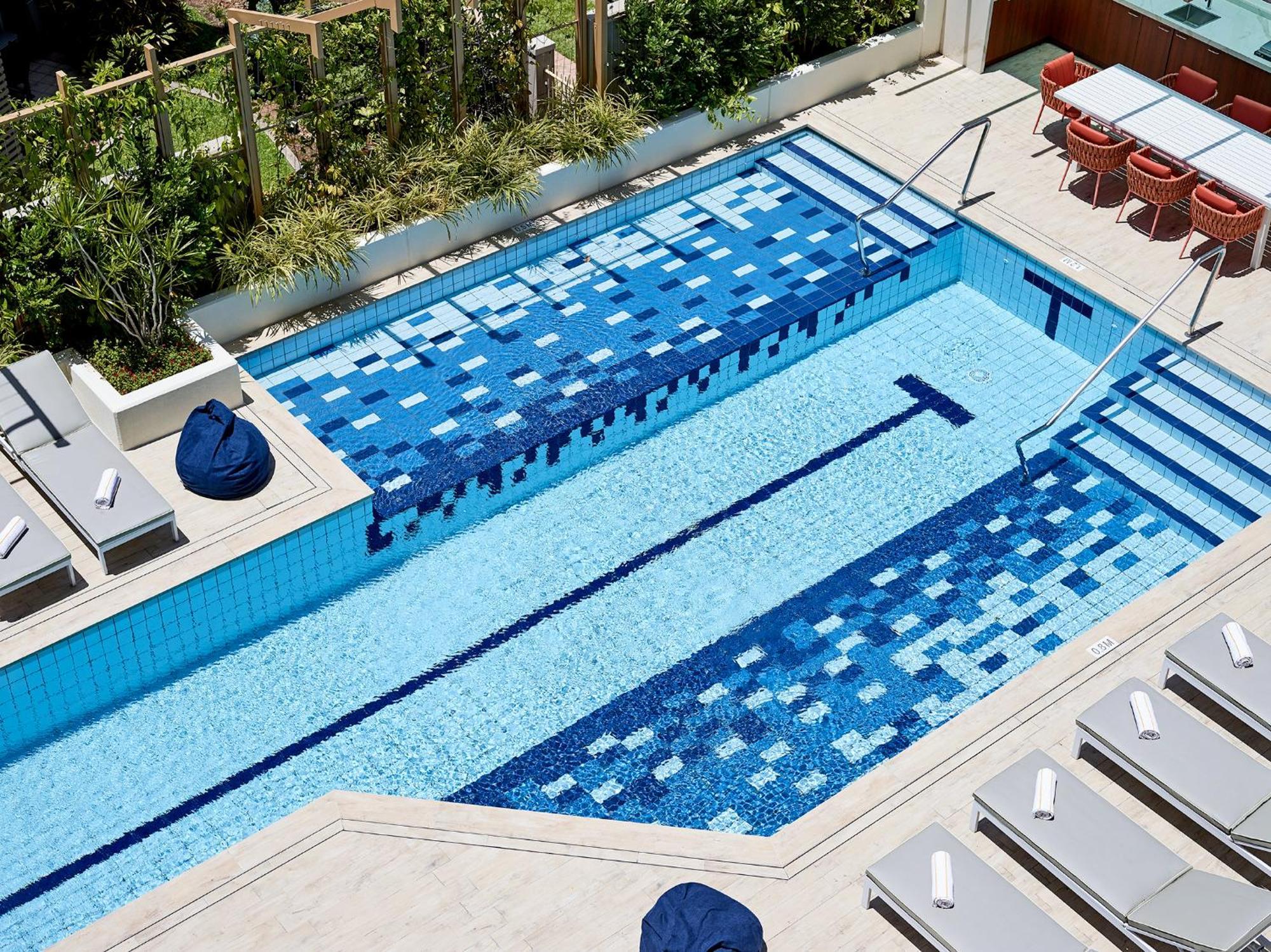 Crystalbrook Bailey Hotel Cairns Exterior foto A rooftop pool