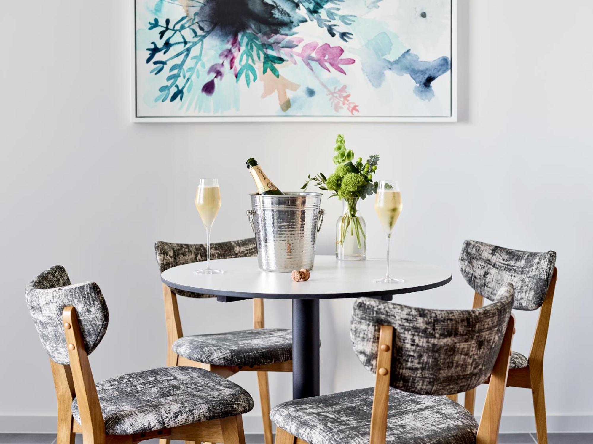 Crystalbrook Bailey Hotel Cairns Exterior foto A dining room with a table and chairs