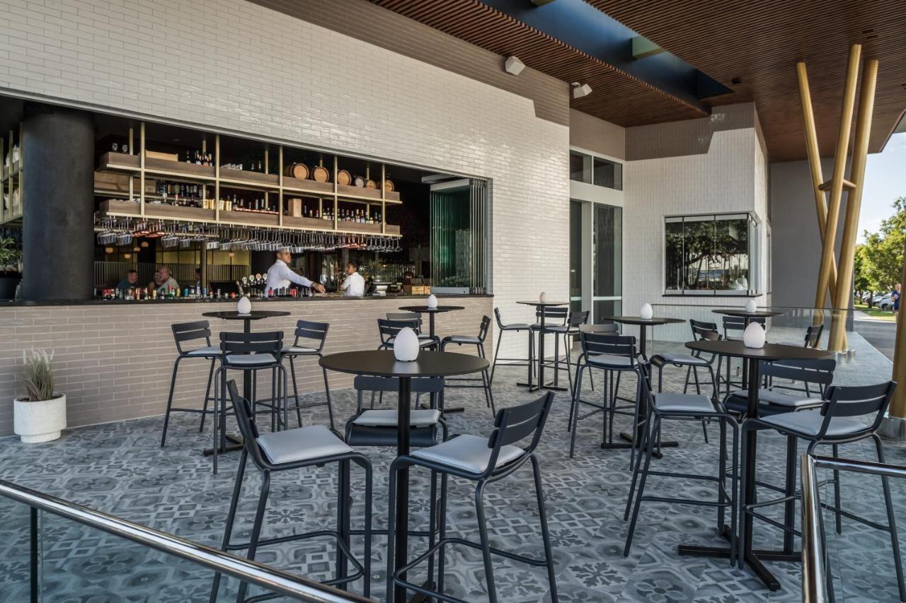 Crystalbrook Bailey Hotel Cairns Exterior foto The bar at the Sky Bar