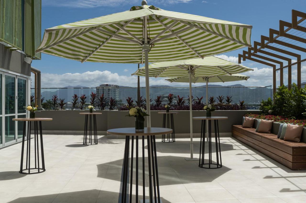 Crystalbrook Bailey Hotel Cairns Exterior foto The rooftop terrace at the hotel
