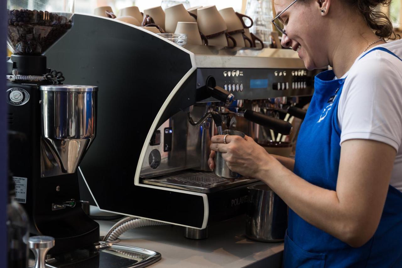 Crystalbrook Bailey Hotel Cairns Exterior foto A barista making coffee
